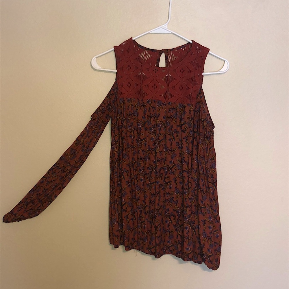 Peep shoulder long sleeve